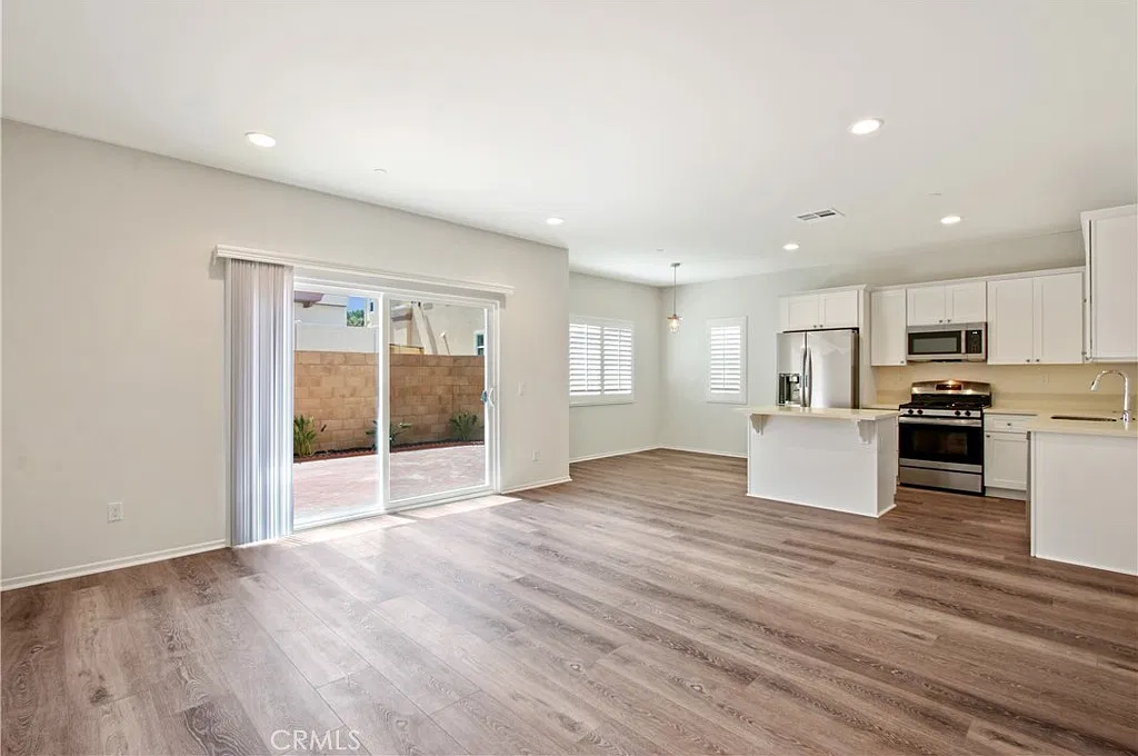 3 bed, 2.5 bath, 1723 sqft, $3,450 — Photo 2