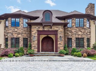 14 Elizabeth Dr, Syosset, NY 11791