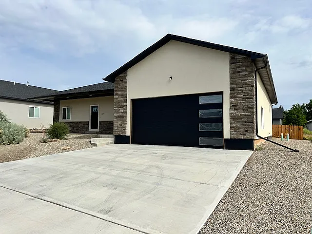 1612 E Downey Ave