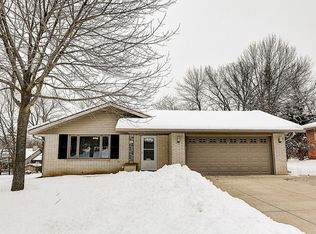 529 Oakview Dr, Slinger, WI 53086