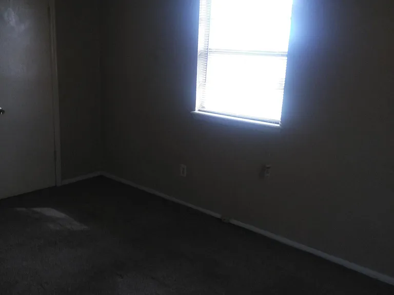 1012 SW 42nd St — Photo 5