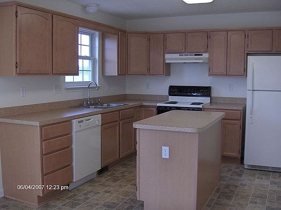 Kitchen w/ island