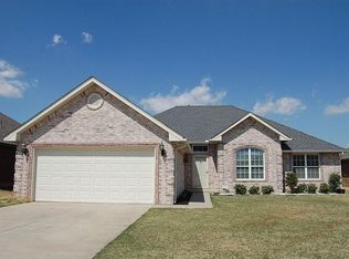 937 NE 30th St, Moore, OK 73160