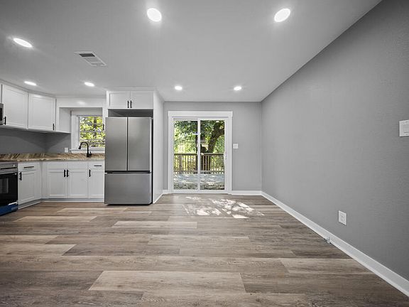 3rd image of 3809 Post Oak Rd