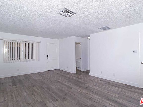 4th image of 20158 Cohasset St Unit 15