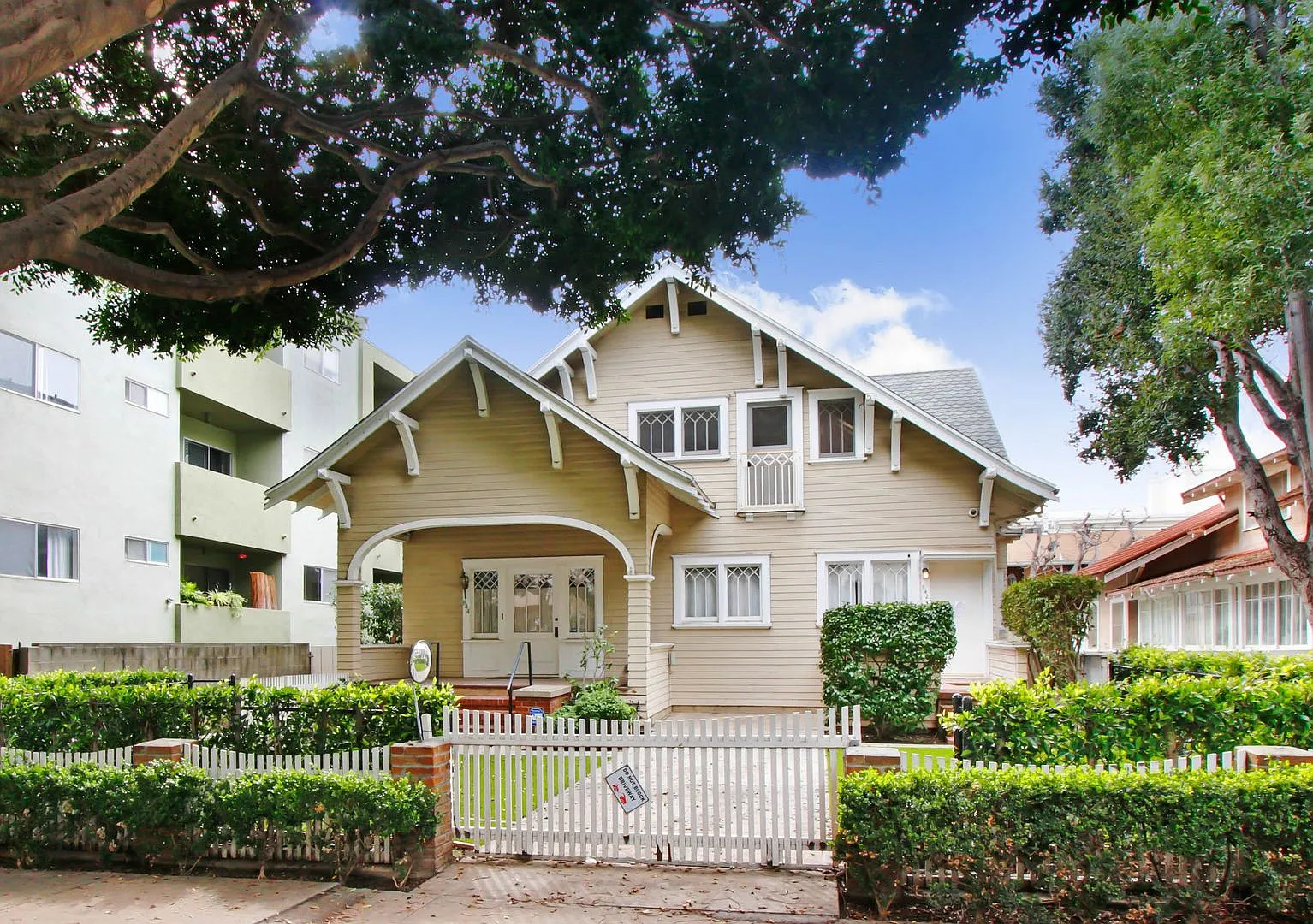 Remodeled lower studio unit on 2nd St, steps to Montana Ave and the beach! Upgraded floors and ap... — Photo 4