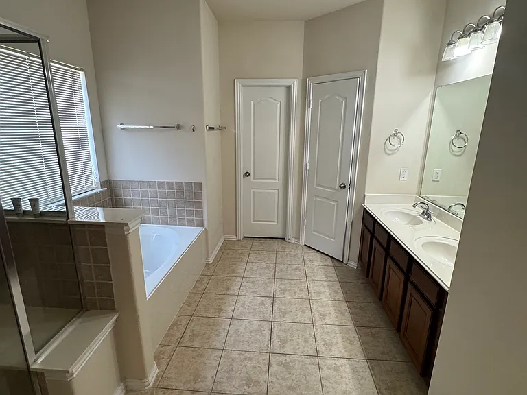 14927 Riverside Dr — Photo 17