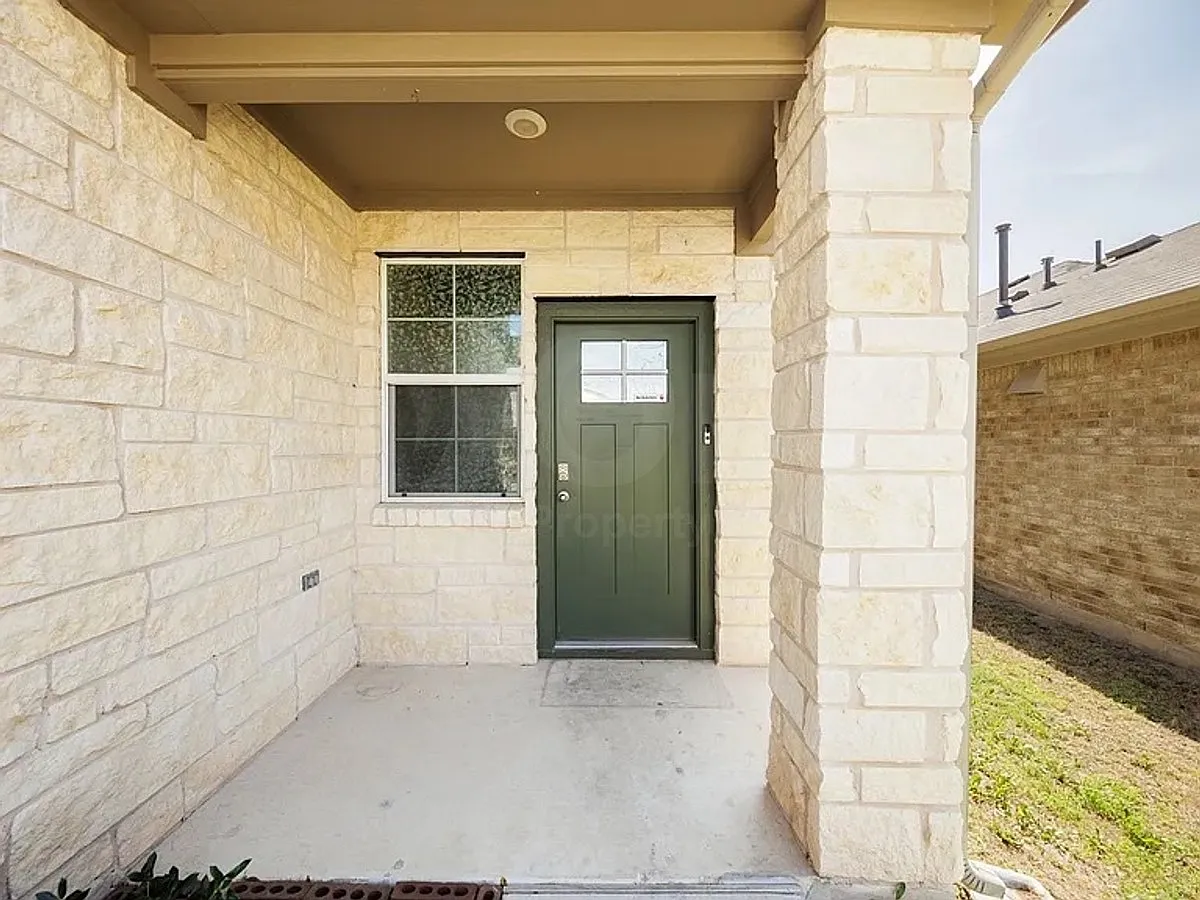 4 bed, 1.0 bath, 2220 sqft, $2,200 — Photo 3