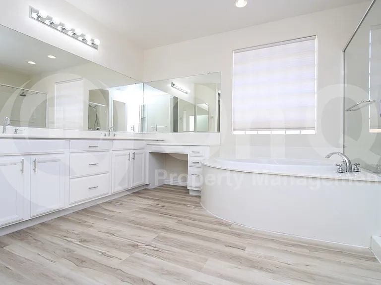 2451 E Honeysuckle Pl — Photo 17