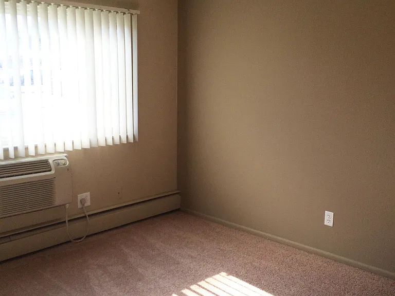Holland Gardens Apartments — Photo 29