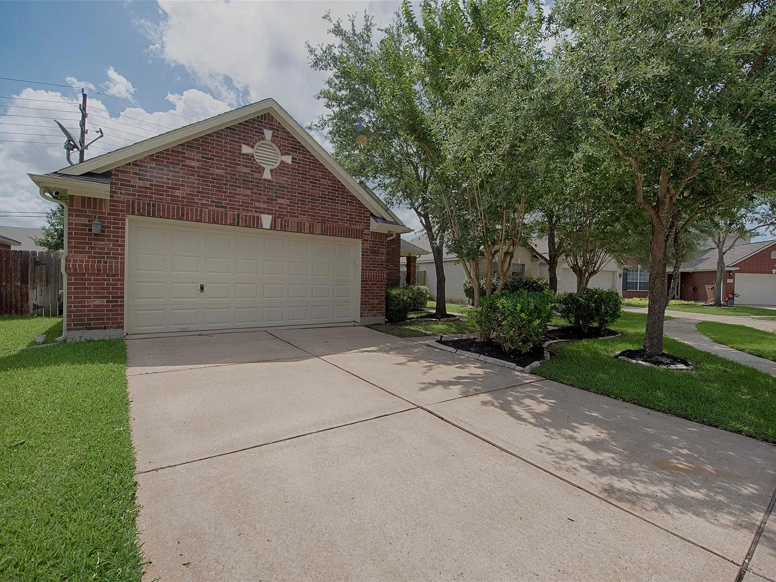 3 bed, 2.0 bath, 2074 sqft, $2,400 — Photo 3
