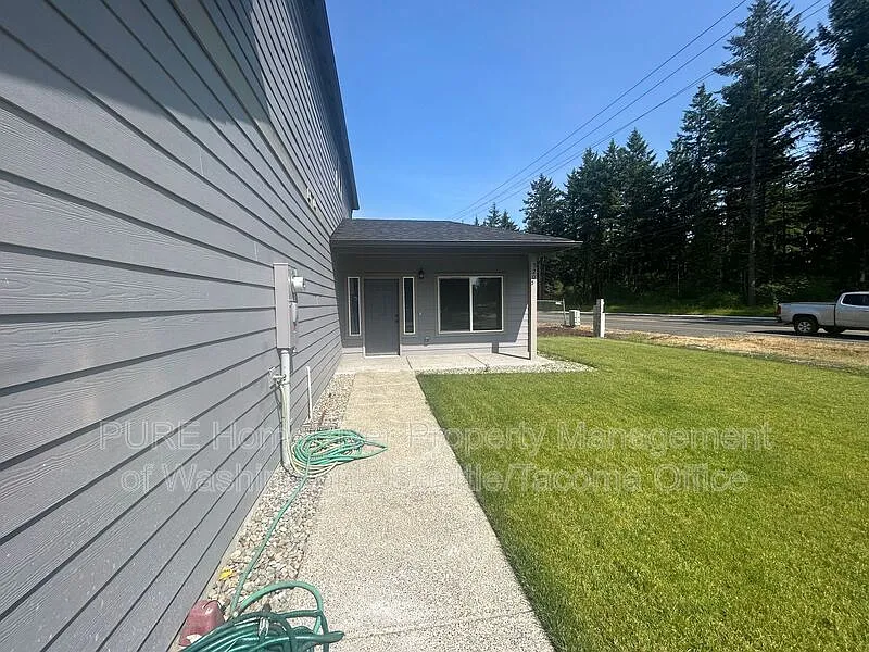 3 bed, 2.5 bath, 2021 sqft, $2,495 — Photo 2