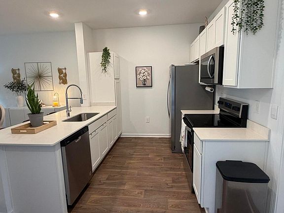 5th image of 947 Rivertree Pl