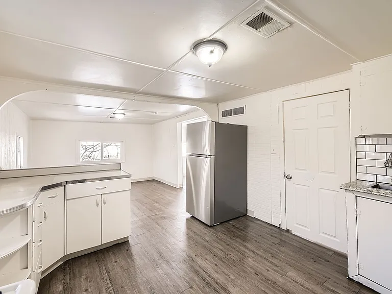 101 S Hooker St — Photo 4
