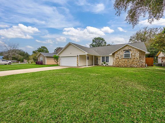 3rd image of 115 Meadow Woods Ln