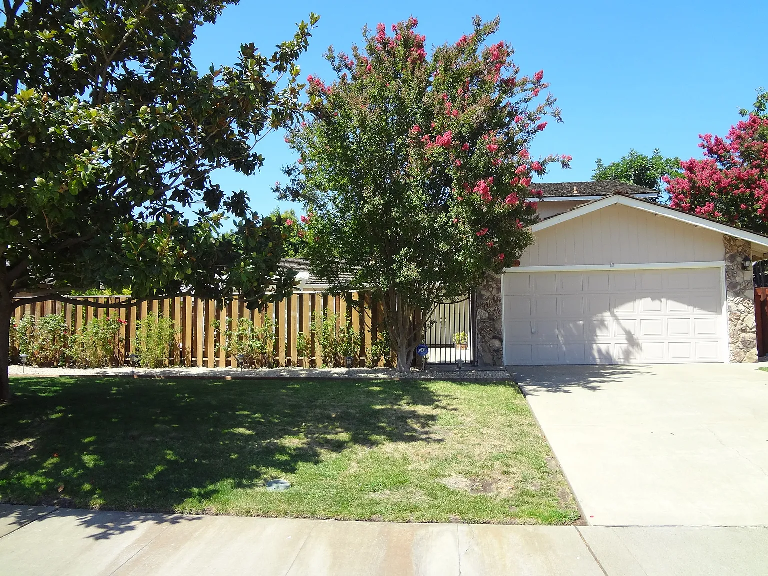 279 Brewster Ave photo 1