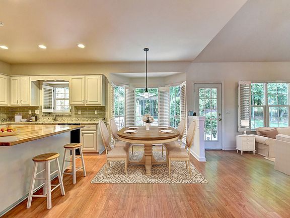 2nd image of 261 Chastain Manor Dr
