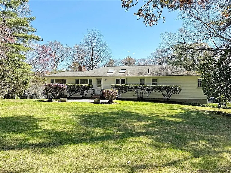43 Sherburn Cir — Photo 4