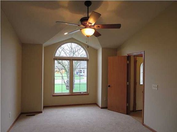 4th image of 211 W Harmony Cir