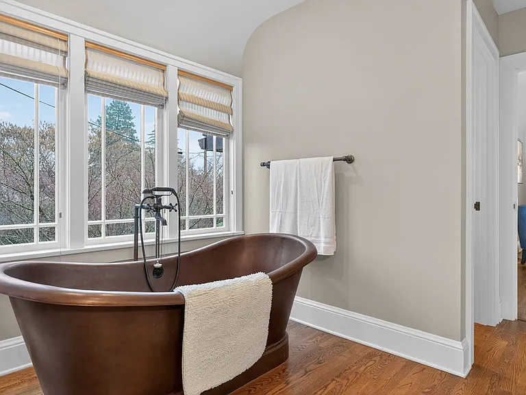 2028 NE Alameda Dr — Photo 31