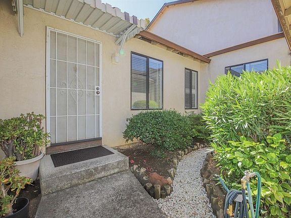 3rd image of 1992 Larchmont Cir