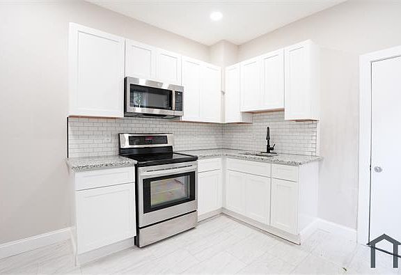 3rd image of 3047 Fontain St