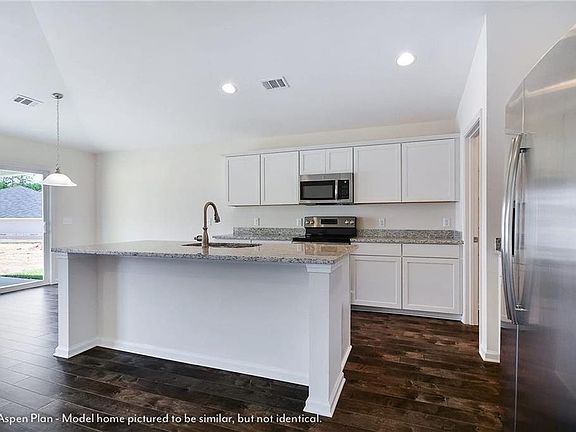4th image of 208 Roswell Dr E