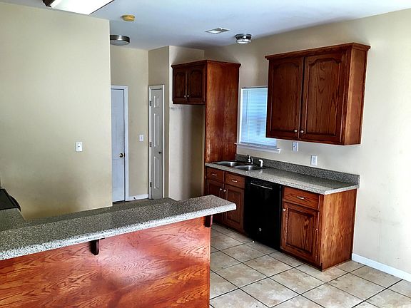 5th image of 907 S Hammett Ave