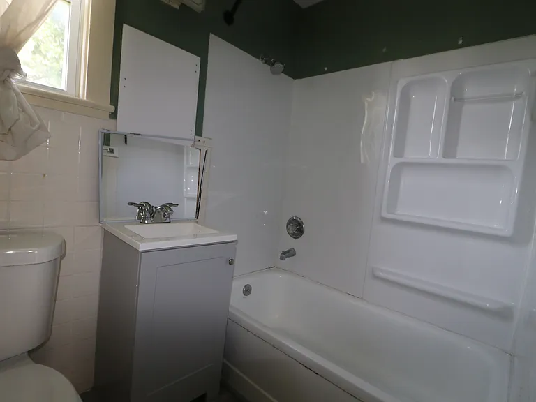 718 W 1st St — Photo 11
