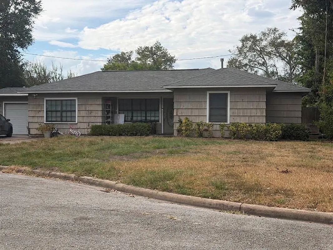 4 bed, 2.0 bath, 1588 sqft, $1,900 — Photo 2