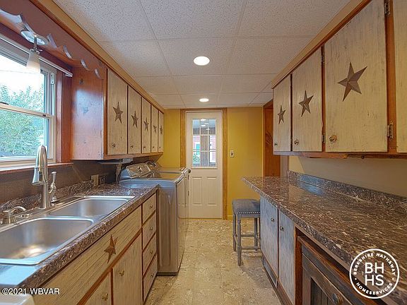 5th image of 215 Church St