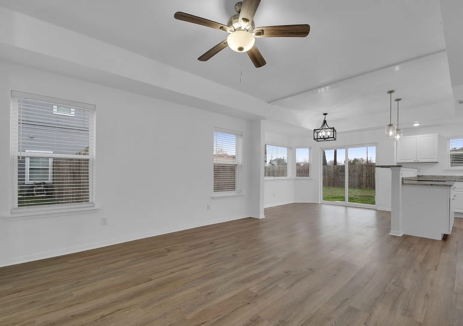 1004 E Fannin St — Photo 3