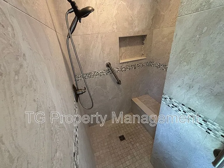 20 Clarendon Ct N — Photo 24