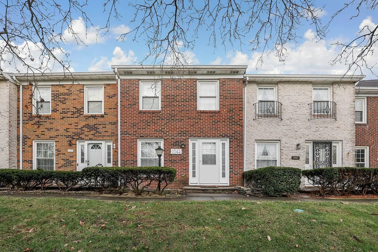 1064 Hardesty Pl W photo 1