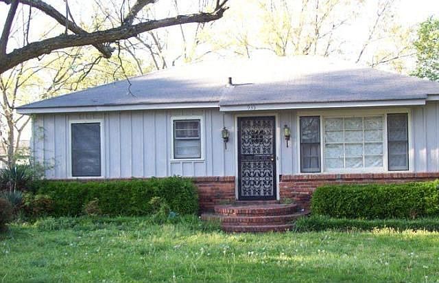 1st image of 935 Vincent St