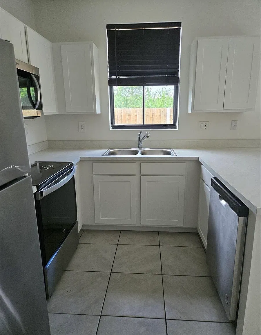 3 bed, 1428 sqft, $2,700 — Photo 2
