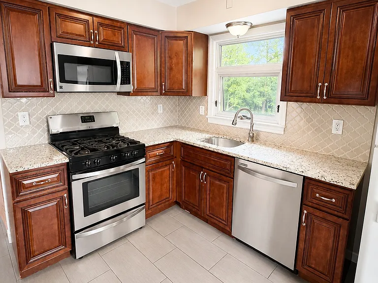 106 Rochelle Pkwy #2 — Photo 2
