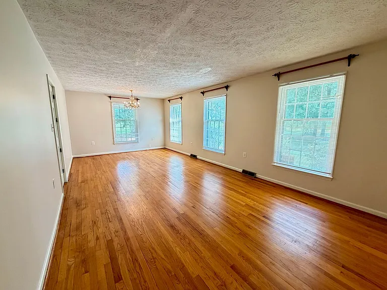 1168 Boyd St — Photo 2