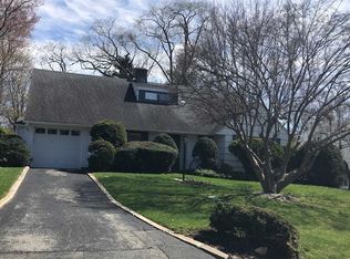 12 Peachtree Ln, Roslyn, NY