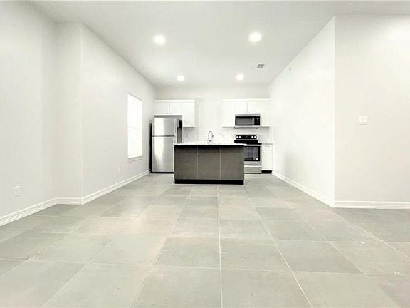 5th image of 901 E Redbud Ave #408