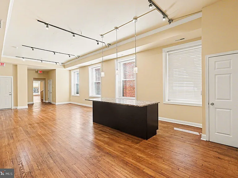 338 N Charles St — Photo 12