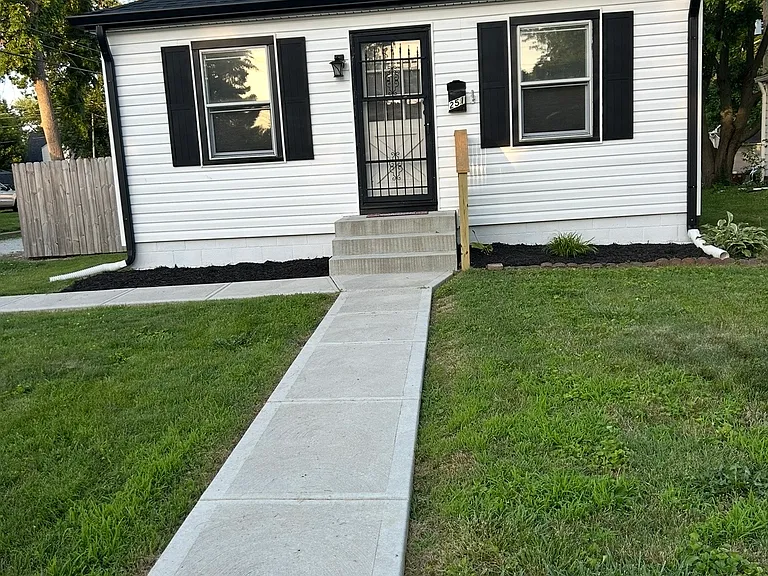 251 N Smart St — Photo 1