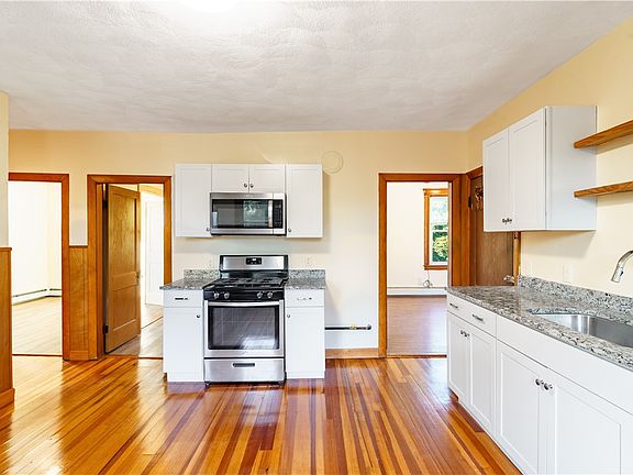 5th image of 228 Valley St