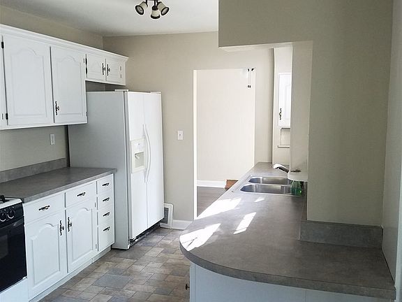 2nd image of 208 Oak Knolls Ave