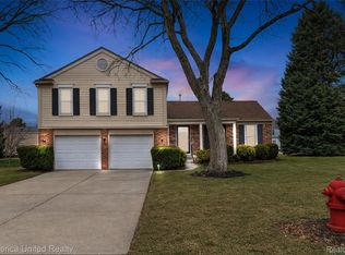 35626 Vicksburg St, Farmington Hills, MI 48331