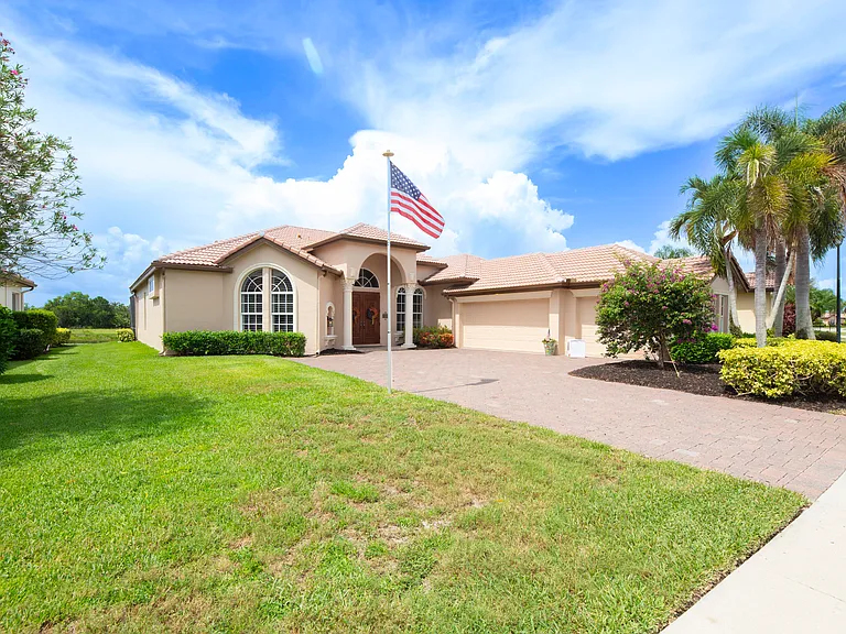 923 SW Grand Reserves Blvd — Photo 3