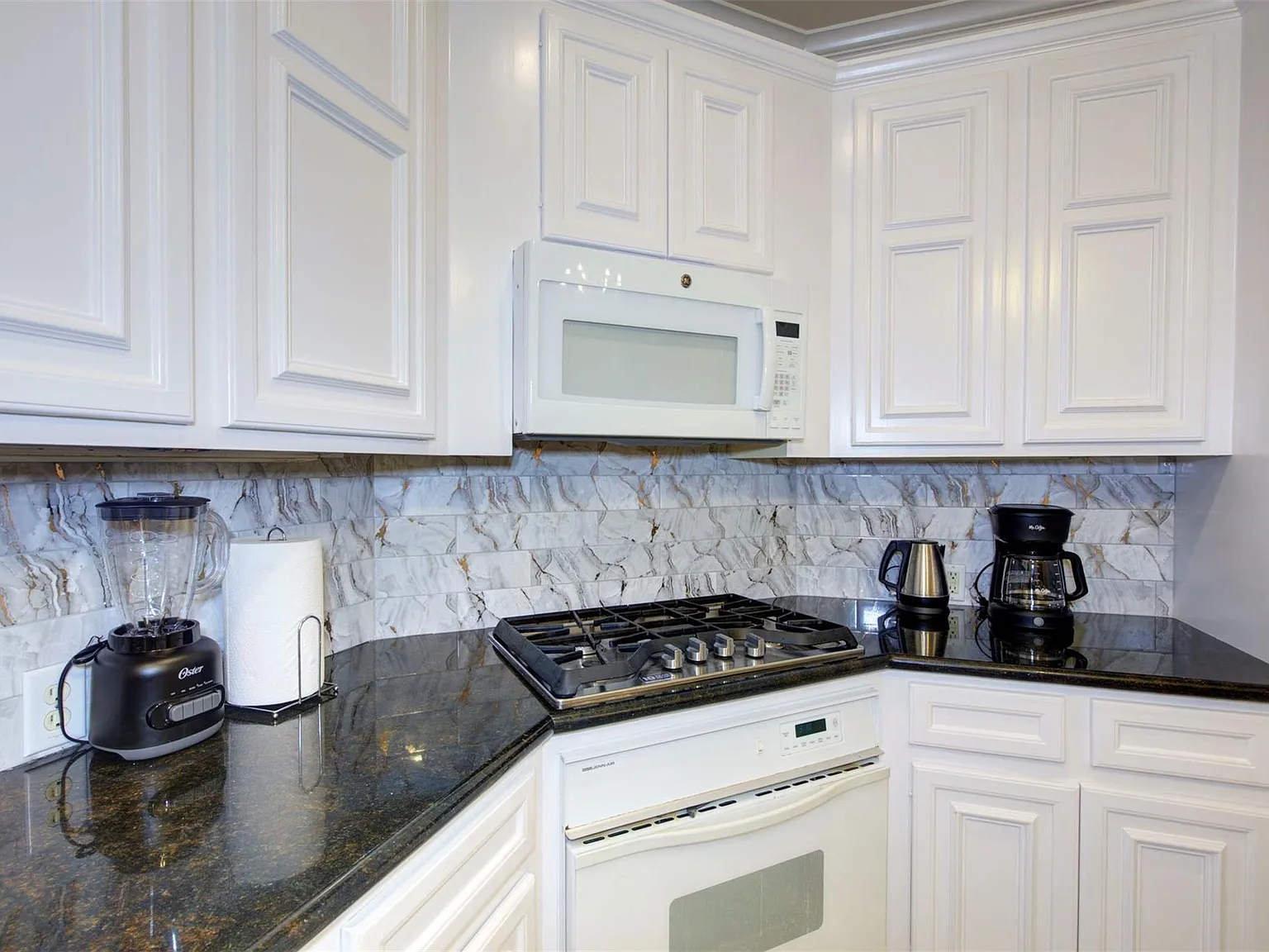 4 bed, 4.5 bath, 3729 sqft, $5,700 — Photo 3