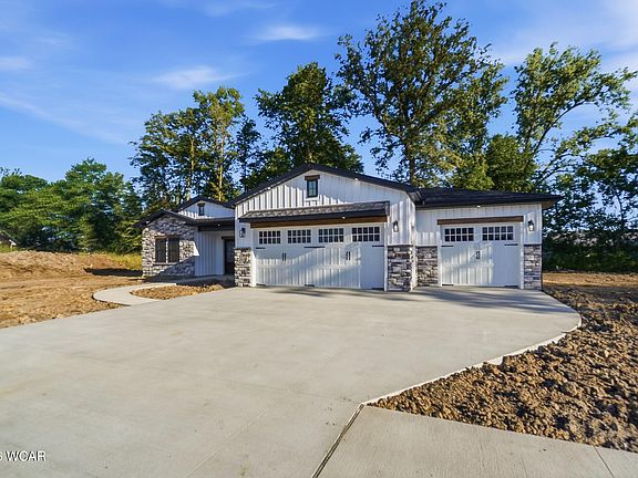 3rd image of 164 Dealey Dr