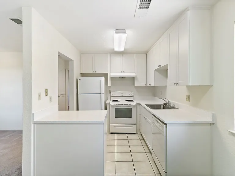 Sequoia Apartments 3 MONTHS FREE RENT on 3 and 4 bedroom townhomes — Photo 25