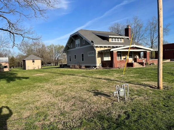 301 N 8th St, Lacygne, KS 66040
